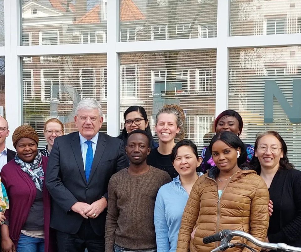 Groep mensen staan voor Den Haag Wereldhuis1